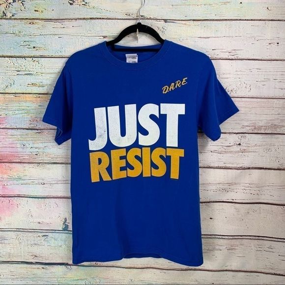 VTG DARE Just Resist T-shirt WOW!! - Picture 2 of 6